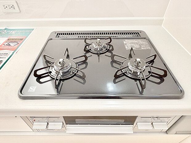 【その他設備(三ツ口コンロ)】三口ガスコンロでお料理が一気にはかどりそう。