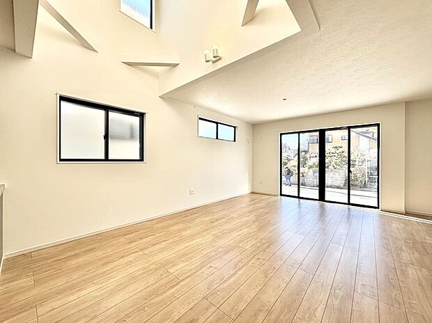 【リビングダイニング】明るい陽光が注ぎ、寛ぎの雰囲気に満たされるリビング・ダイニング。