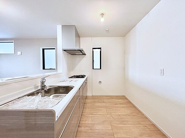 【ダイニングキッチン】爽やかな風が通り抜けるキッチン。窓があるので明るく換気にも役立ちます。