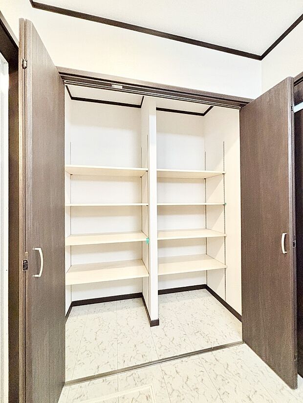 【その他設備(洗面室収納)】洗面室にも収納スペースがあって便利です!