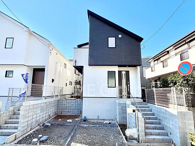 【現地外観写真】暮らしやすさと居心地の良さにこだわったシンプルで飽きのこないデザイン !