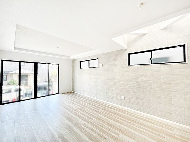 【リビングダイニング】リビング上部には吹抜けを採用。明るい陽光に包まれる空間で家族団らん！