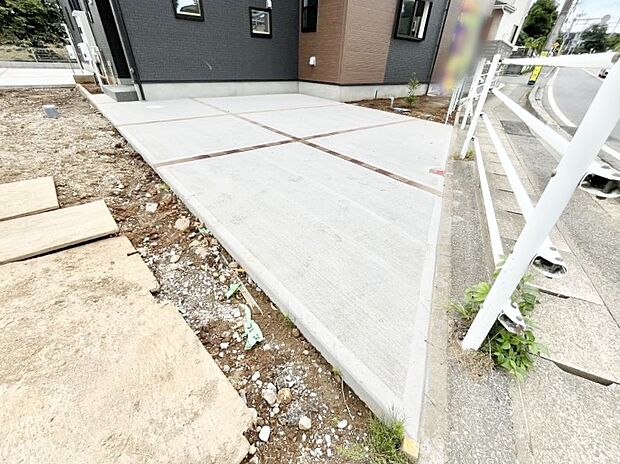 【駐車場】2台（車種による）駐車可！ご家族みんなの自転車も置ける広々カースペース。