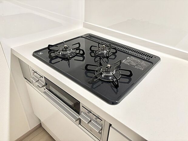 【その他設備(三ツ口コンロ)】三口ガスコンロでお料理が一気にはかどりそう  　