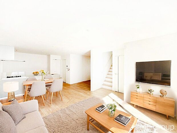 【リビング】家族の和やかな会話が聞こえてきそう。開放感のあるリビングです。※家具はCGです  