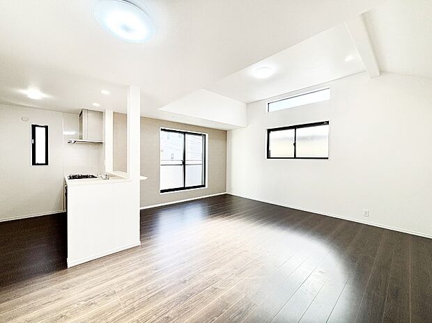 【リビングダイニング】明るい陽光が注ぎ、寛ぎの雰囲気に満たされるリビング・ダイニング。 