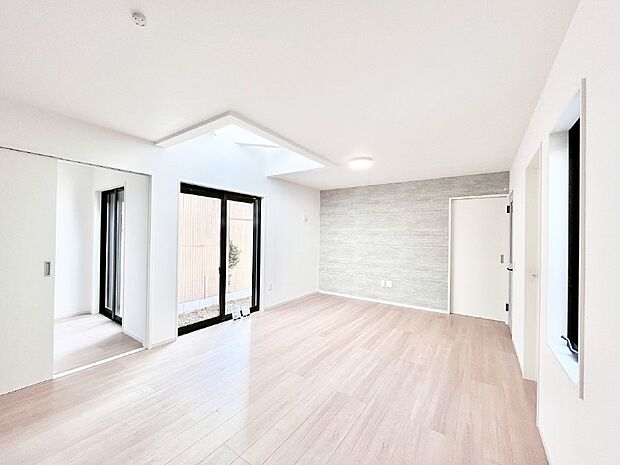 【リビングダイニング】大きな窓からたっぷりの陽光と風を感じられるリビング