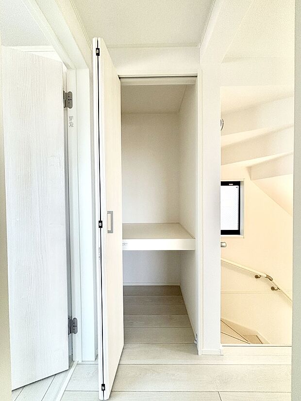 【その他設備(廊下収納)】廊下収納。掃除道具や季節の小物を収納することができます。