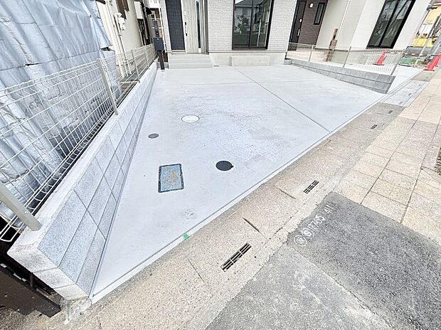 【駐車場】目の前が駐車場だと、雨の日も、大量にお買い物をした時も便利ですよね