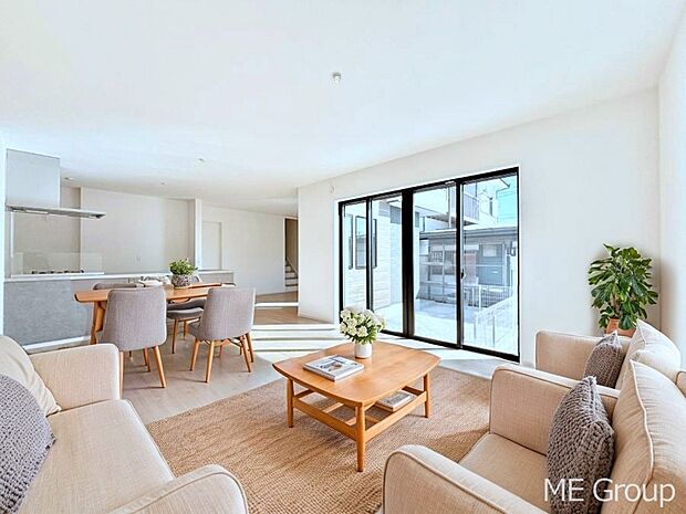 【リビング】対面キッチン＆リビングイン階段を採用した家族の絆深まるＬＤＫ　※家具はCGです