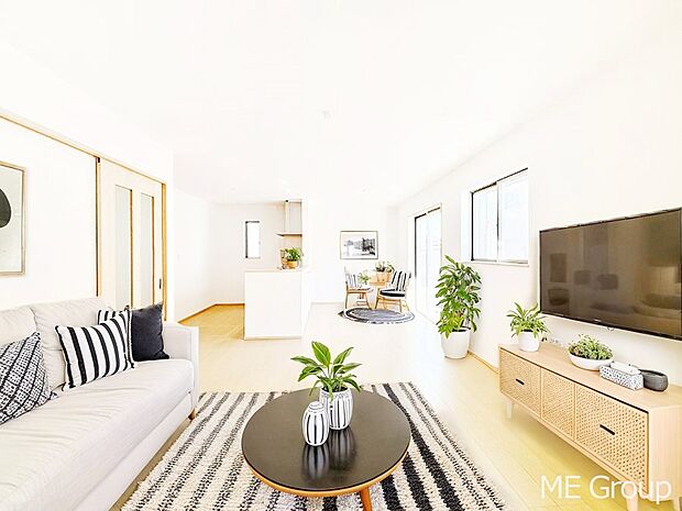 【リビング】ご家族の賑やかな話し声で包まれる明るいリビング  ※家具はCGです