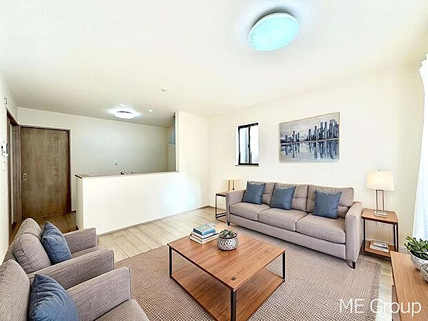 【リビング】ご家族の賑やかな話し声で包まれる明るいリビング  ※家具はCGです