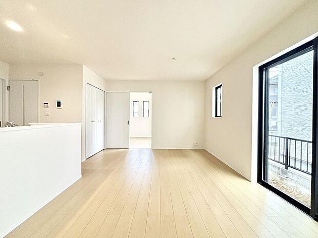 【ダイニング】大きな窓からたっぷりの陽光と風を感じられるリビング