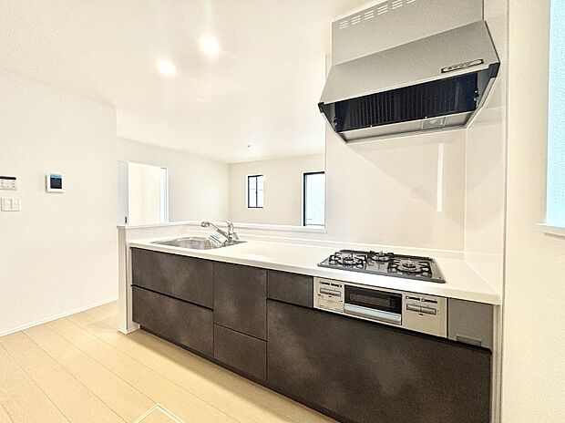 【ダイニングキッチン】料理をしながらでもご家族との会話を楽しめる対面キッチン