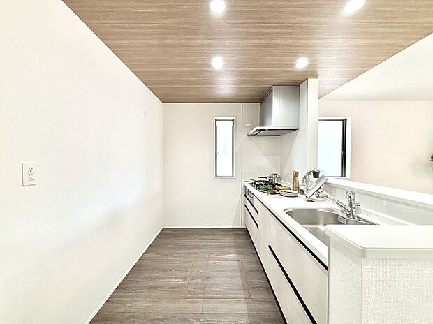 【キッチン】ゆとりあるキッチンではご家族と楽しくお料理ができます。