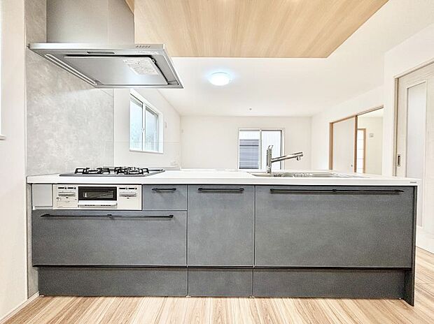 【キッチン】リビングを見渡せる人気のカウンターキッチン。 家族を見守りながら家事をすることができます。