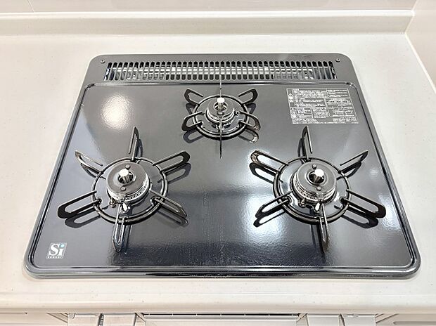 【その他設備(Siセンサーコンロ)】ガスコンロはSiセンサー搭載。火力調節や焦げ付き・消し忘れも防いでくれます。