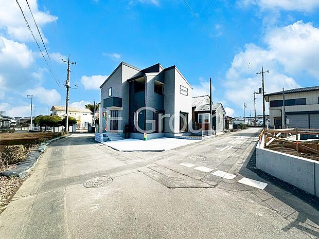 【前面道路含む現地写真】角地なので日当たりも良く、お家が堂々として見えます。