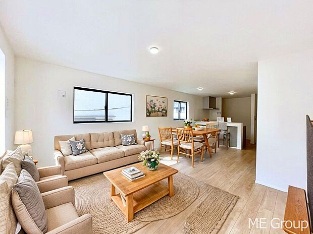 【リビング】ご家族の賑やかな話し声で包まれる明るいリビング ※家具はCGです