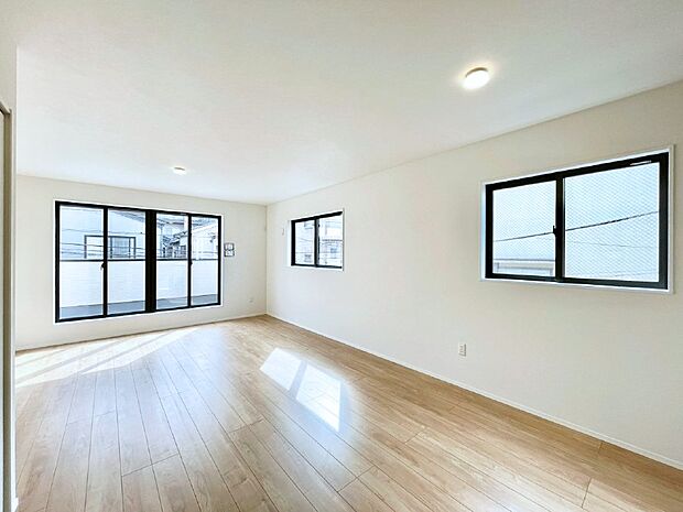 【ダイニング】家族の笑顔が自然と生まれてくる、そんな雰囲気のダイニングに仕上がっています。