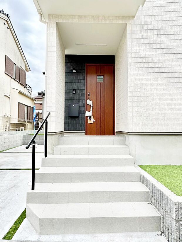 【玄関】玄関前は雨が降っても濡れにくい屋根付き