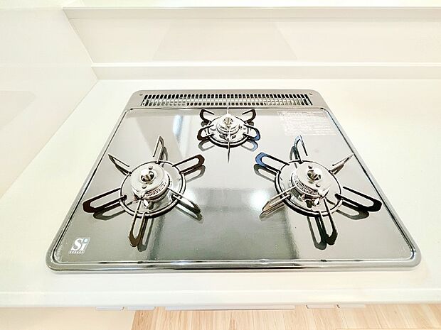 【その他設備(Siセンサーコンロ)】ガスコンロはSiセンサー搭載。火力調節や焦げ付き・消し忘れも防いでくれます。