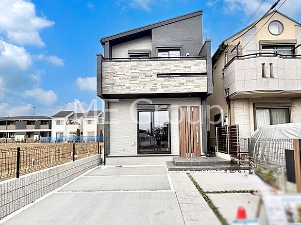 【現地外観写真】洗練された外観、上質な住空間が広がる室内は永く安心して過ごせる住居です。 