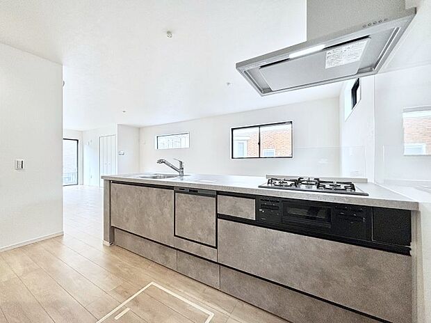 【ダイニングキッチン】リビングで遊ぶお子様を見守りながらお料理ができる対面キッチン。