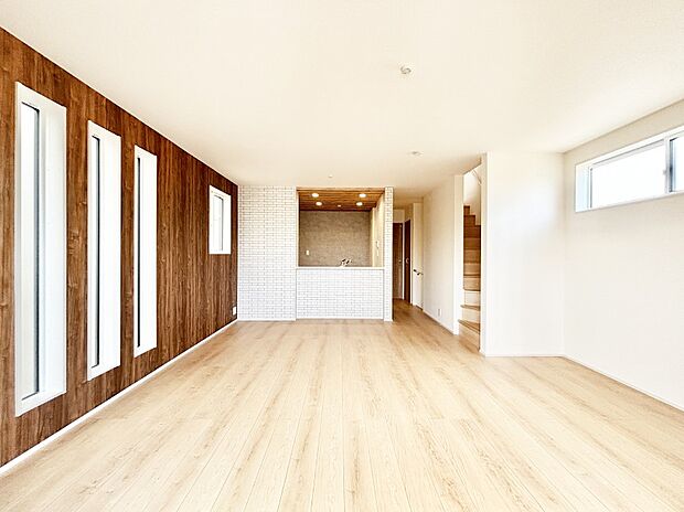 【リビングダイニング】ご家族とのコミュニケーションが深まるリビングイン階段を採用。