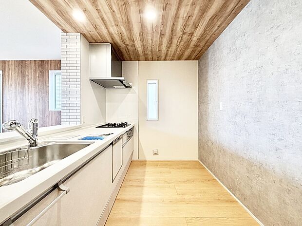 【ダイニングキッチン】料理をしながらでもご家族との会話を楽しめる対面キッチン