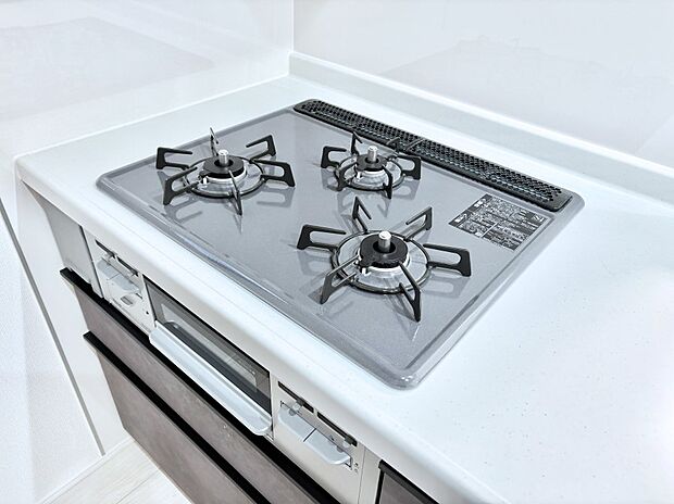 【その他設備(Siセンサーコンロ)】ガスコンロはSiセンサー搭載。火力調節や焦げ付き・消し忘れも防いでくれます。