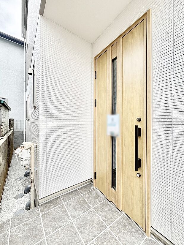 【玄関】住まいの顔を演出する、玄関ドア。