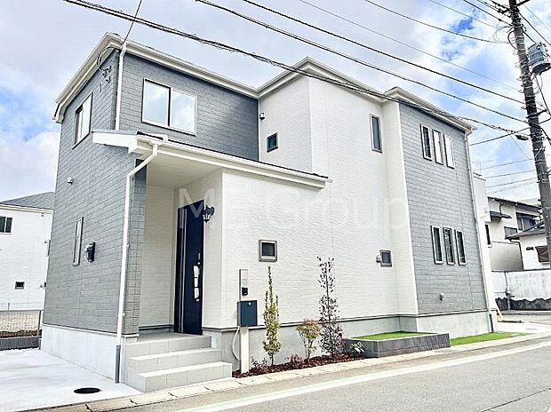 【現地外観写真】洗練された外観、上質な住空間が広がる室内は永く安心して過ごせる住居です。