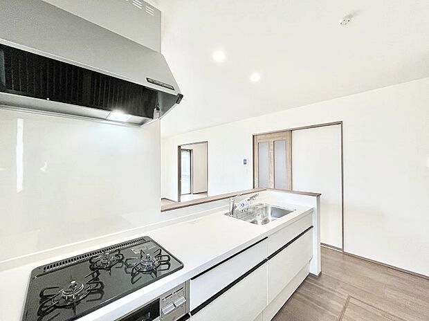 【ダイニングキッチン】カウンター越しにお話しをしながら毎日のお料理をもっと楽しく