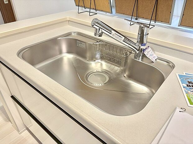 【その他設備(シンク)】広々としたシンクでお料理やお皿洗いもラクラク快適に!