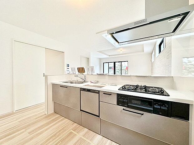 【ダイニングキッチン】リビングで遊ぶお子様を見守りながらお料理ができる対面キッチン。