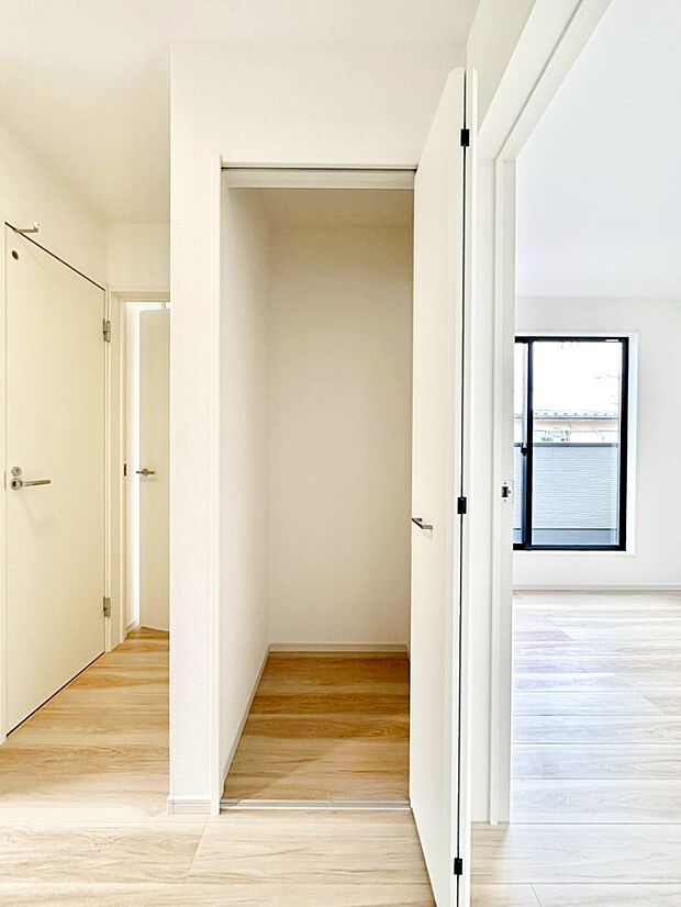 【その他設備(廊下収納)】廊下収納。掃除道具や季節の小物を収納することができます。