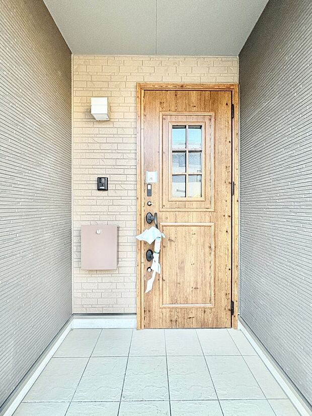 【玄関】玄関前は雨が降っても濡れにくい屋根付き