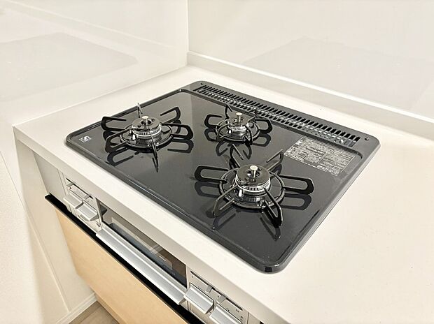 【その他設備(三ツ口コンロ)】三口ガスコンロでお料理が一気にはかどりそう