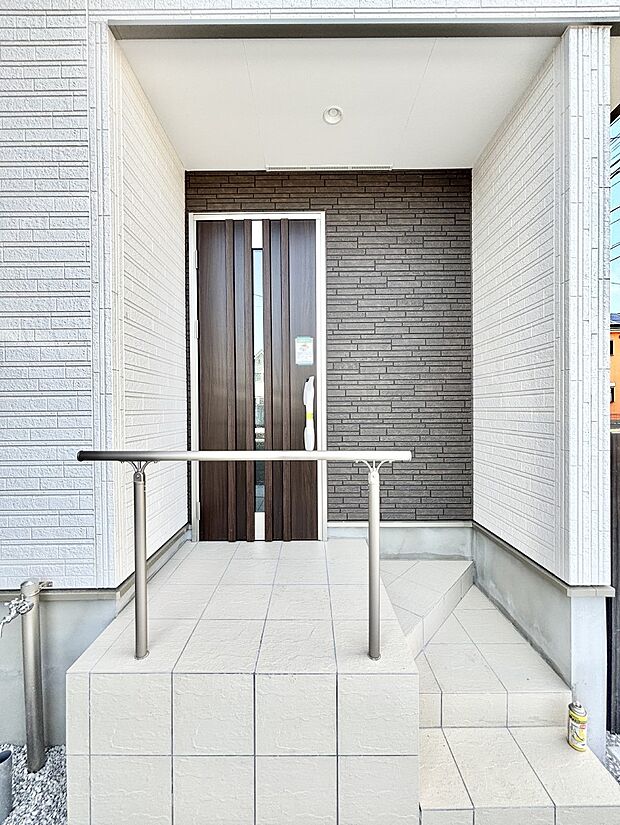 【玄関】玄関前は雨が降っても濡れにくい屋根付き