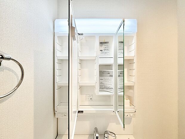 【その他設備(三面鏡裏収納)】三面鏡の裏に、化粧品や衛生用品などを収納可能。洗面台をすっきりと保ちます!