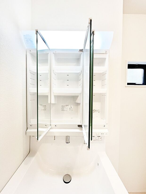 【その他設備(三面鏡裏収納)】三面鏡の裏に、化粧品や衛生用品などを収納可能。洗面台をすっきりと保ちます!