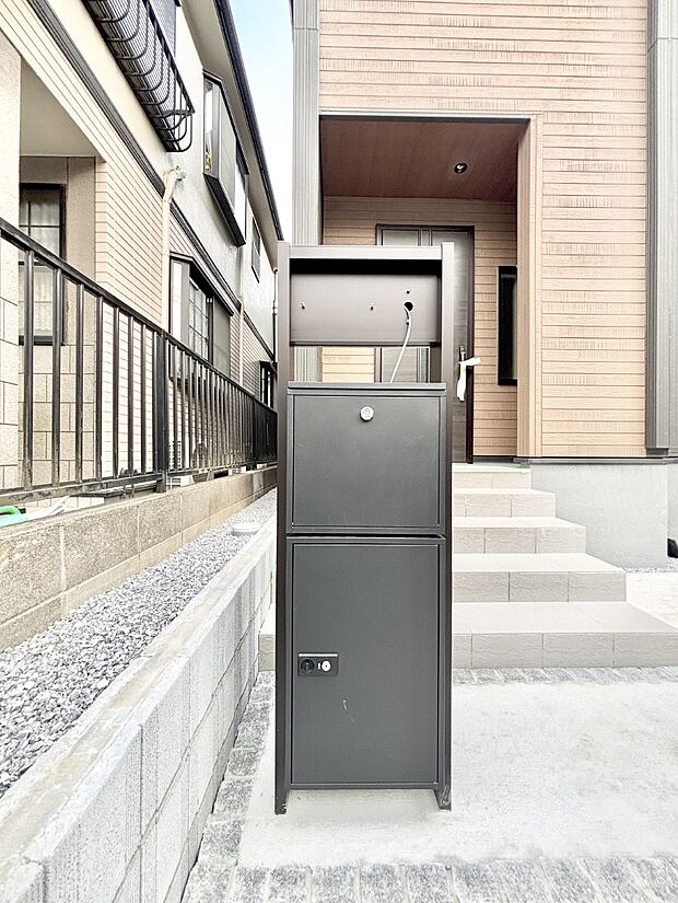 【その他現地】シンプルデザインのポスト。