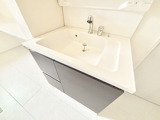 【その他設備(ハンドシャワー水栓)】ハンドシャワー付き！使いやすい洗面台。