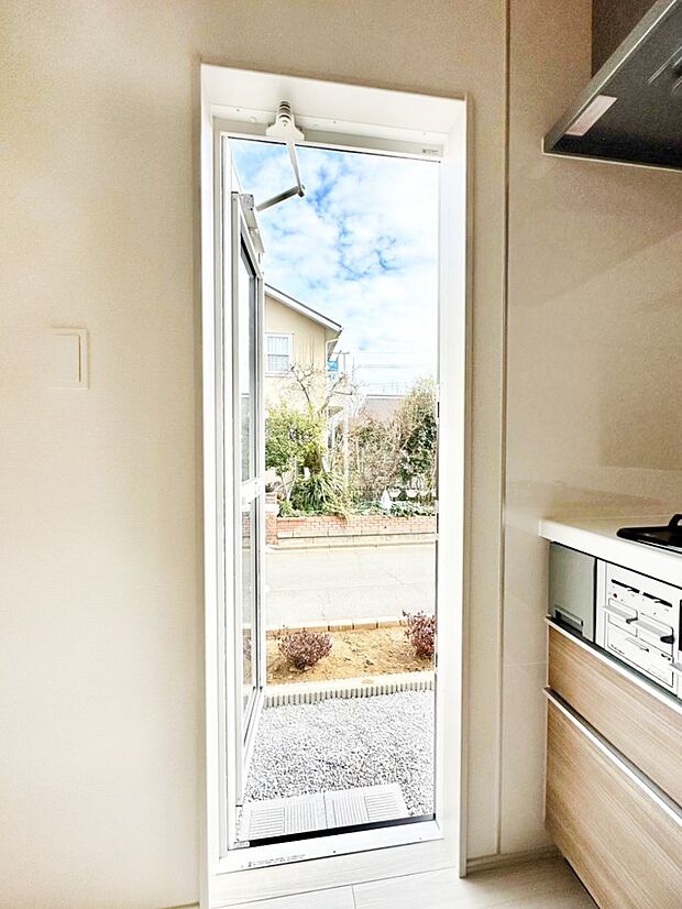 【その他設備(勝手口)】換気＆採光にもうれしい勝手口