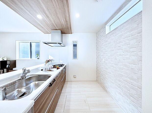 【ダイニングキッチン】ポップアップ天井が素敵なキッチン!窓があるので採光もとれ換気にも役立ちます。