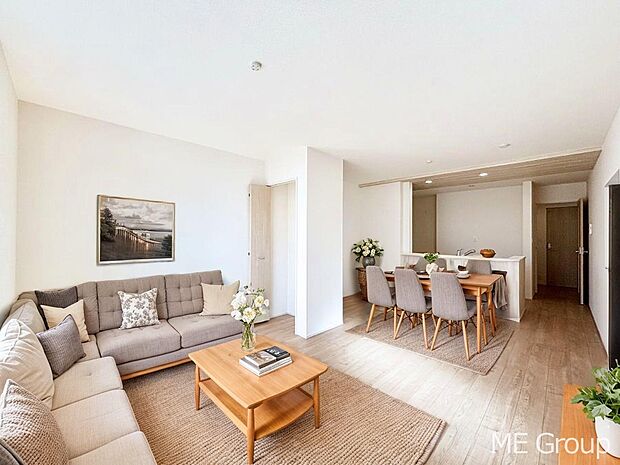 【リビング】ご家族の賑やかな話し声で包まれる明るいリビング  ※家具はCGです