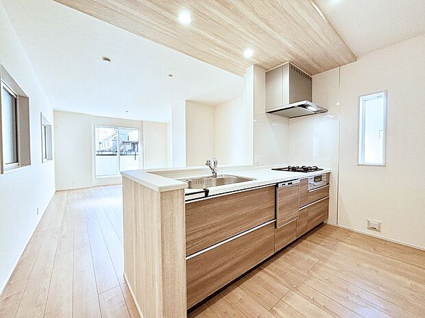 【キッチン】爽やかな風が通り抜けるキッチン。窓があるので明るく換気にも役立ちます。