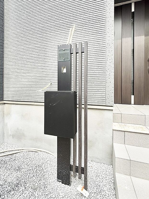 【その他現地】シンプルデザインのポスト。