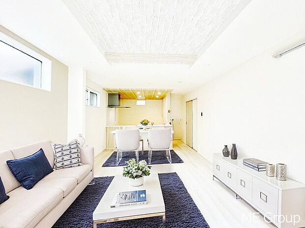 【リビング】ご家族の賑やかな話し声で包まれる明るいリビング  ※家具はCGです 